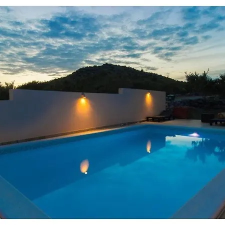 Holiday Home With 2 Bedrooms