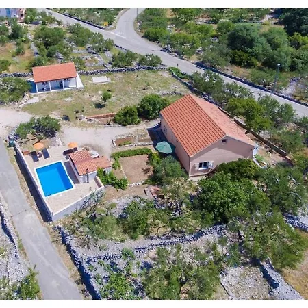 Holiday Home With 2 Bedrooms *