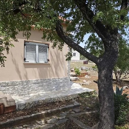 Holiday Home With 2 Bedrooms *